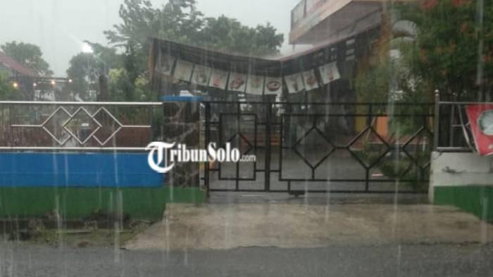 Angkringan atap roboh