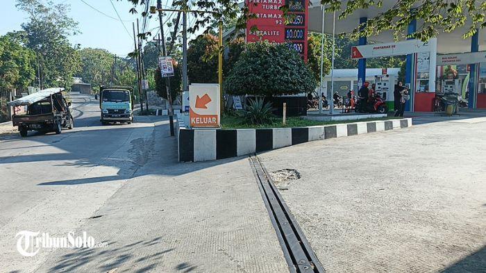 PERTAMAX NAIK - Antrean kendaraan SPBU Tempursari Kecamatan Sambi Boyolali, Rabu (10/6/2026). Sebagian pengendara memilih Pertamax hanya karena tidak ingin menunggu terlalu lama di antrean Pertalite.