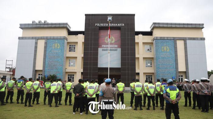 PERSIAPAN PASKAH - Apel personel kepolisian resor kota (Polresta) Solo jelang pengamanan Hari Raya Paskah, Rabu (1/4/2026). Polresta Solo menerapkan skema pengamanan prioritas untuk memastikan perayaan Hari Raya Paskah 2026.
