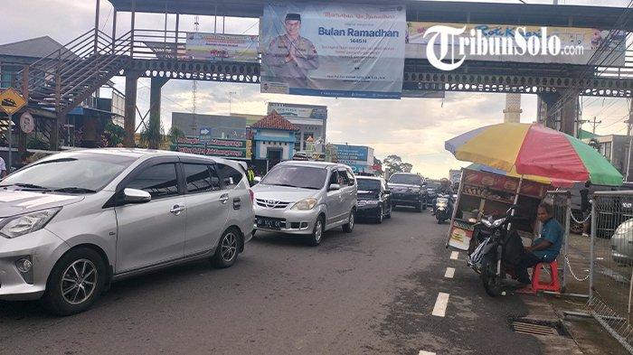 Penampakan arus lalu lintas Jalan Solo-Tawangmangu tepatnya di depan Terminal Tawangmangu dan Pasar Wisata Tawangmangu, Kecamatan Tawangmangu, Kabupaten Karanganyar, Kamis (11/4/2024).