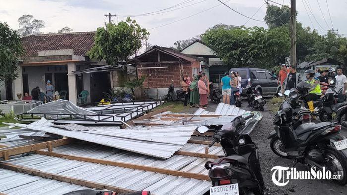 PORAK PORANDA - Atap bangunan warung rusak akibat disapu hujan angin di Dusun Mipitan, Desa Somokaton, Kecamatan Karangnongko, Kabupaten Klaten, Jumat (3/4/2026). Kejadian berlangsung sekitar pukul 15.30 WIB dan hanya berlangsung beberapa menit.