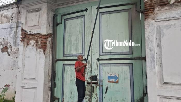 RUSAK. Kondisi Atap Pintu Gapit Barat Keraton Kasunanan Surakarta ambrol pada Jumat (27/3/2026).Atap tersebut ambrol lantaran sudah rapuh.