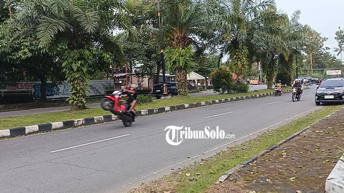 BALAP LIAR - Seorang pengendara memacu sepeda motornya dengan cara jumping di jalan Ahmad Yani, Kompleks Perkantoran Terpadu Boyolali, Selasa (17/3/2026). Jalanan yang seharusnya digunakan untuk aktivitas umum justru berubah menjadi arena balapan ilegal.