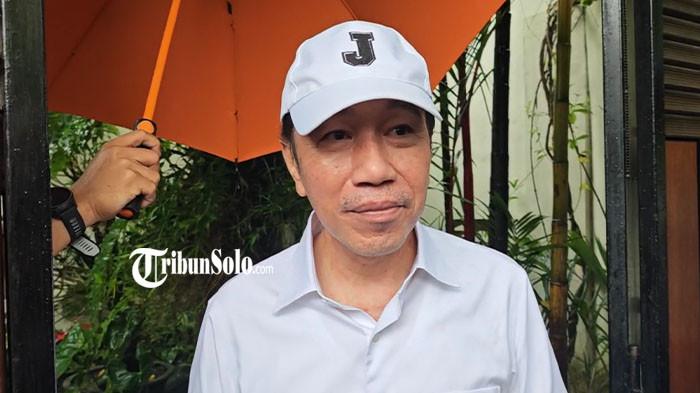 BANTAHAN JOKOWI - Presiden ke-7 RI Joko Widodo (Jokowi) saat ditemui di kediamannya Sumber, Banjarsari, Solo, Jumat (10/4/2026). Jokowi tegas membantah isu yang menyebut dirinya akan mengambil alih Partai NasDem hingga membeli NasDem Tower.