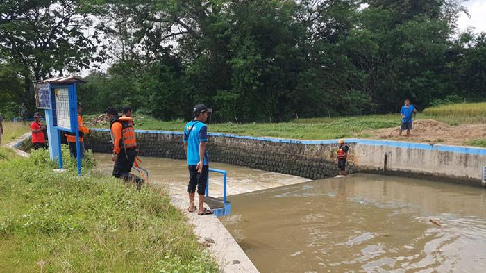 BELUM DITEMUKAN - Pencarian bocah berkebutuhan khusus yang hilang dan diduga tenggelam di sungai DAM Colo, Kecamatan Kebakkramat, Kabupaten Karanganyar, pada Senin (30/3/2026) berakhir nihil. Faktor cuaca dan arus air yang deras yang menjadi kendala pada pencarian Faiz Khairul Nizam, yang berusia 8 tahun asal Dukuh Tasgunting tersebut.