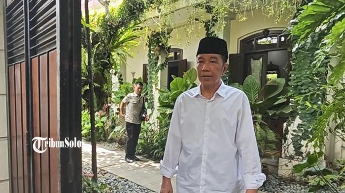 BERI RESPONS - Presiden ke-7 RI Jokowi saat ditemui di kediamannya, Sumber, Solo, Jawa Tengah, Jumat (27/2/2026). Jokowi merespons adanya dua advokat bernama Raden Nuh dan Dian Amalia yang mengajukan gugatan terhadap Pasal 169 Undang-Undang Nomor 7 Tahun 2017 tentang Pemilihan Umum ke Mahkamah Konstitusi (MK). Mereka meminta MK melarang keluarga sedarah atau semenda dari presiden atau wakil presiden menjabat untuk mencalonkan diri sebagai calon presiden dan/atau wakil presiden.