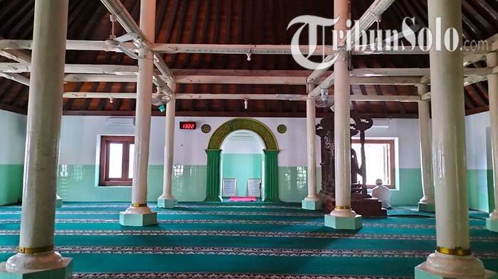 Bagian dalam Masjid Jami Kiai Abdul Djalal di Dukuh Kaliyoso, Desa Jetiskarangpung, Kecamatan Kalijambe, Kabupaten Sragen.