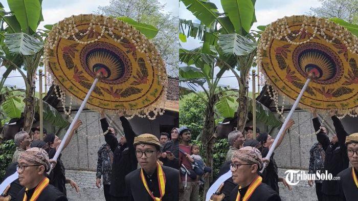 Bagian kembang melati pada payung tersangkut di tiang lampu