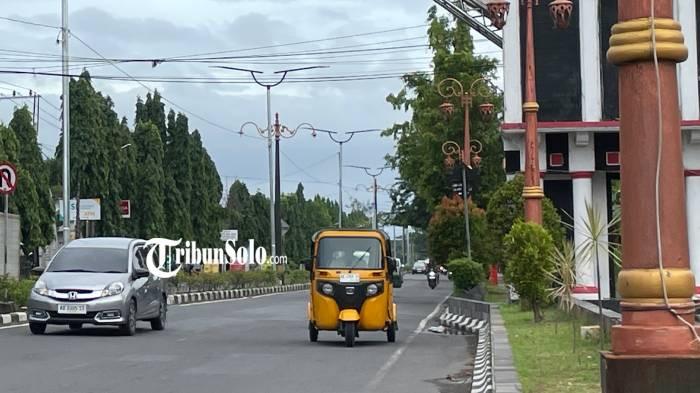 WARNA KUNING - Bajaj Maxride, mulai terlihat memasuki wilayah Kabupaten Sukoharjo pada Sabtu (13/12/2025). Dishub Sukoharjo berencana menyiapkan rambu-rambu lalu lintas sebagai penegasan larangan masuk bagi Bajaj Maxride