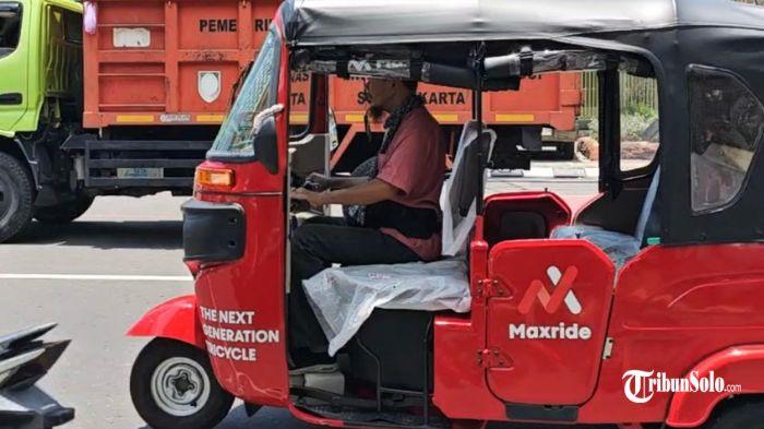 BAJAJ DI SOLO - Bajaj Maxride mulai beroperasi di jalanan Kota Solo, Rabu (8/10/2025). Diketahui ternyata Transum tersebut merupakan keluaran dari aplikator bernama Maxride yang baru ada di dua kota di Jawa Tengah (Jateng) yakni Semarang dan Solo.