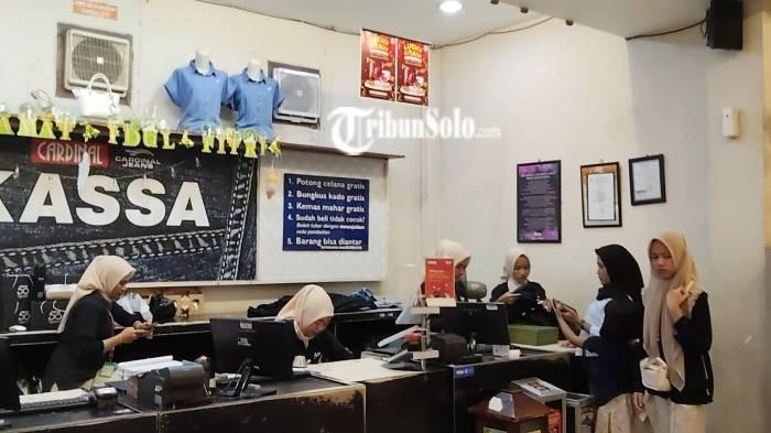 RAMAI. Situasi pengunjung di Toko Pakaian Amigo Karanganyar, jelang libur lebaran, Sabtu (14/3/2026). Toko memilih memberdayakan PKL daripada menambah pegawai pocokan.