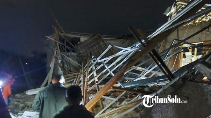 AMBRUK. Balai dusun di Dusun Pendem, Desa Pucanganom, Kecamatan Giritontro, Wonogiri, roboh pada Rabu (15/4/2026) malam. Satu orang meninggal dunia.