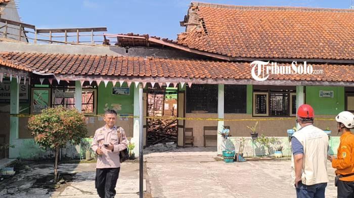 ATAP ROBOH. Bangunan Sekolah Dasar Negeri (SDN) 2 Sribit alami atap roboh, buat satu kelas rusak dan dua ruangan lain terdampak di Dukuh Bekuning, Desa Sribit, Kecamatan Delanggu, Kabupaten Klaten.