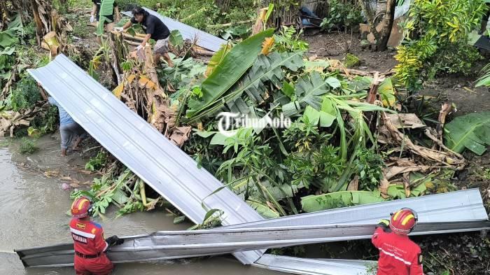 Bangunan atap rusak akibat terdampak angin