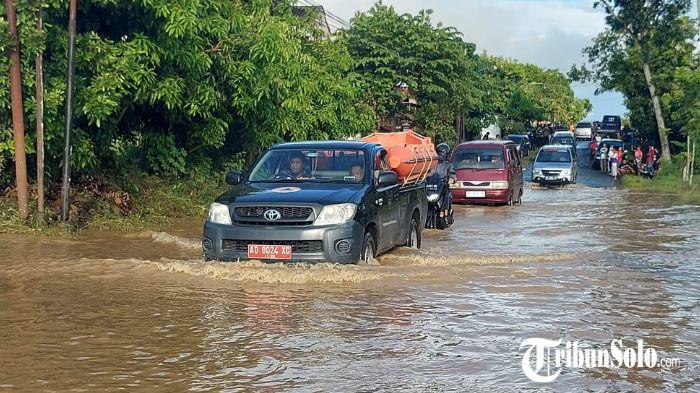 BANJIR - Banjir dampak cuaca ekstrem di wilayah Kecamatan Nguntoronadi dan Tirtomoyo, Wonogiri, Rabu (15/4/2026). Peristiwa ini menyebabkan sejumlah titik terdampak banjir, termasuk jalan utama hingga permukiman warga.