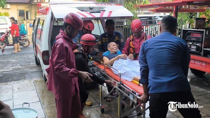 MENGUNGSI - Banjir di Cawas Klaten yang terjadi pada Rabu (4/3/2026) memaksa ratusan warga meninggalkan rumah mereka. Sebanyak 120 orang tercatat mengungsi di sejumlah titik aman yang telah disiapkan pemerintah setempat.