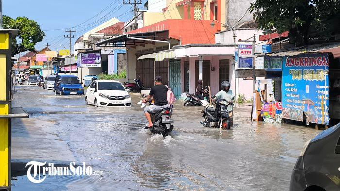 Banjir di Jalan Daleman-Karangdowo, Desa Carikan, Kecamatan Juwiring, Kabupaten Klaten