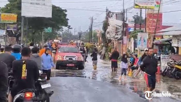 BANJIR - Banjir melanda Kecamatan Cawas, Kabupaten Klaten, Rabu (4/3/2026), setelah hujan deras mengguyur wilayah tersebut sehari sebelumnya. Debit air Kali Dengkeng yang meningkat membuat sejumlah ruas jalan dan permukiman terdampak.