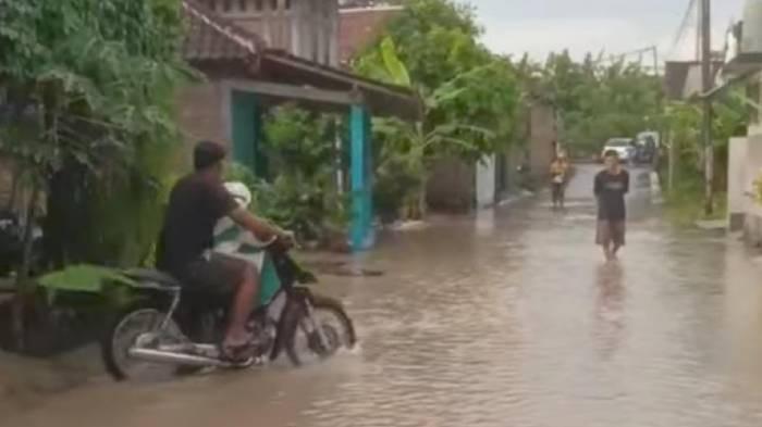 AKTIVITAS WARGA. Banjir menggenang pemukiman warga Dukuh Ngampon, Desa Kismoyoso, Kecamatan Ngemplak, Rabu (15/4/2026).