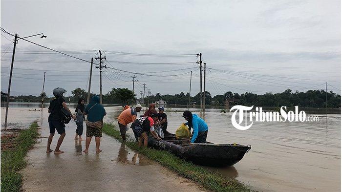 Banjir Menggenangi 2 Kecamatan di Sragen, Warga Andalkan Bantuan Perahu Karet untuk Beraktivitas