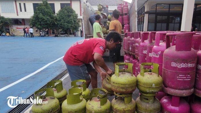 GAS OPLOSAN - Barang bukti pengoplosan gas subsidi di penggilingan padi di Dusun Pandakan, Desa Blorong, Kecamatan Jumantono, Kabupaten Karanganyar, Senin (6/4/2026). Kasus ini terbongkar oleh polisi.