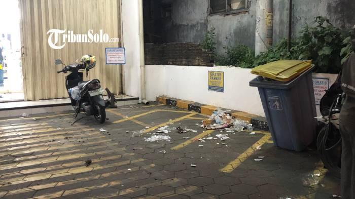 BERSERAKAN. Kondisi indomaret di Bangak, Banyudono, Kabupaten Boyolali, pada Minggu (31/5/2026) sore. Bekas batu terlihat di halaman toko tersebut.