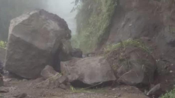 Warga Selo Terpaksa Putar 10 Kilometer! 3 Batu Besar Longsor Tutup Jalan di Lereng Merbabu Boyolali