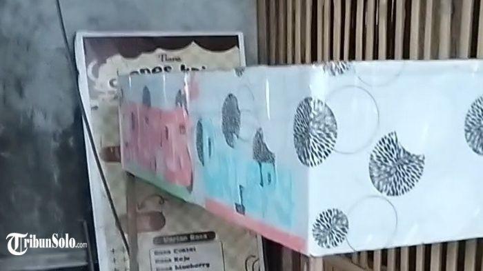 Bayi laki-laki tersebut diletakkan pada lapak untuk menjual es di teras rumah milik Maryono.