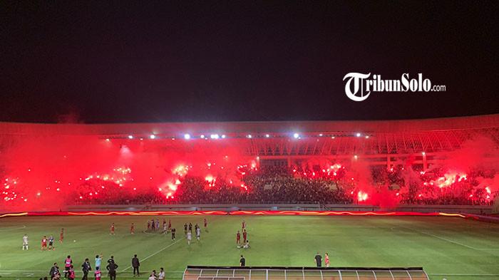 MERAH MENYALA - Belasan flare menyala di tribun Stadion Manahan Solo dalam laga kandang terakhir Persis Solo musim 2025/2026 melawan Dewa United pada Sabtu (16/5/2026) malam lalu. Euforia suporter dengan menyalakan flare ini membuat Laskar Sambernyawa terancam sanksi dari Komdis PSSI.