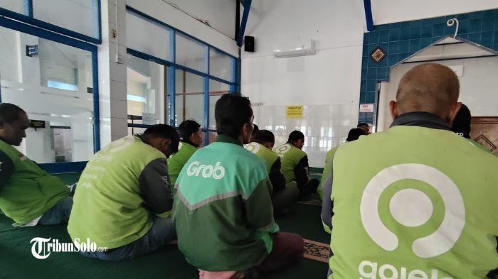 SOLIDARITAS - Belasan ojol di Kabupaten Karanganyar mengikuti salat gaib dan doa bersama, di Masjid As Syifa, kompleks RSUD Kartini Karanganyar, Kecamatan/Kabupaten Karanganyar, Jum'at (29/8/2025). Aksi yang dilakukan di Masjid As Syifa itu merupakan bentuk solidaritas dari dribel ojol di Kabupaten Karanganyar.