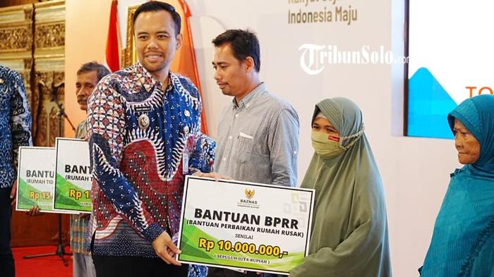 Benny Indra Ardhianto menyerahkan bantuan Jambanisasi