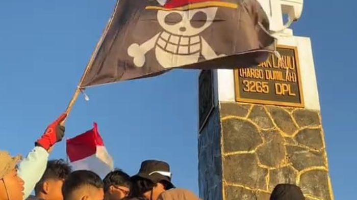 KIBARKAN ONE PIECE - Beredar di media sosial aksi video pendaki Gunung Lawu mengibarkan bendera Jolly Roger, dari salah satu anime Jepang, One Piece, Senin (4/8/2024). Dalam video itu, ada salah satu pendaki gunung Lawu mengibarkan salah satu bendera dari anime asal Jepang itu di sana.