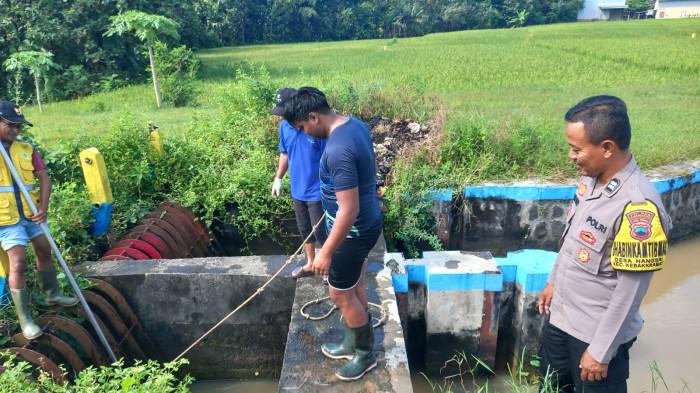 Proses pencarian Faiz Khourun Nizam (8), putra dari Didik Prasetyo dan Fatimah Wulandari, warga Dusun Tas Gunting, RT 02, RW 09, Desa Nangsri, Kecamatan Kebakkramat, Kabupaten Karanganyar yang dikabarkan hilang dan tenggelam di Sungai DAM Colo, Kecamatan Kebakkramat, Kabupaten Karanganyar, Minggu (29/3/2026).