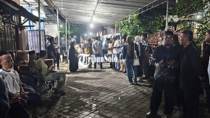PELAYAT. Rumah duka jenazah pendaki Bukit Mongkrang Yazid Ahmad Firdaus (26) warga Gawanan, Kecamatan Colomadu dipenuhi pelayat, Selasa (19/2/2026). Pelayat sudah memenuhi rumah duka.