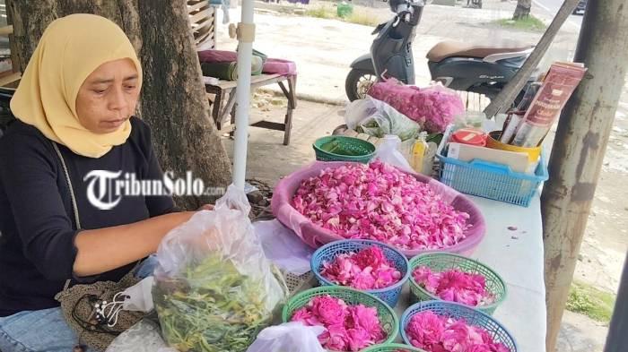 BUNGA TABUR - Tjahjadi Widyawati (55) alias Ipung, warga Dusun Papahan RT 08, RW 05, Desa Papahan, Kecamatan Tasikmadu, Kabupaten Karanganyar berjualan bunga tabur, Kamis (5/2/2026). Harga bunga kini sedang melambung.