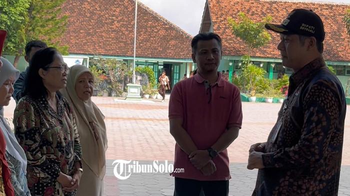 IJAZAH DITAHAN - Bupati Boyolali Agus Irawan melakukan inspeksi mendadak (sidak) ke SMP Negeri 2 Banyudono di Kabupaten Boyolali, Jumat (8/8/2025). Kedatangan Bupati Agus lantaran adanya ijazah alumni yang ditahan pihak sekolah.