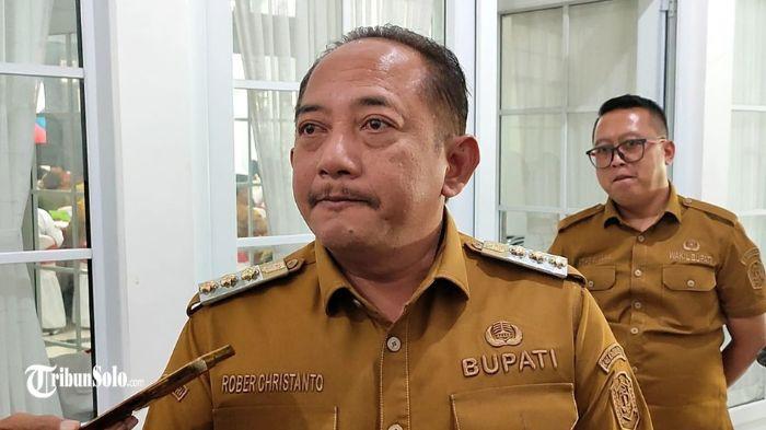 KETUA BARU - Bupati Karanganyar, Rober Christanto, saat ditemui Senin (29/12/2025). Ia resmi ditunjuk sebagai Ketua DPC PDIP Karanganyar periode 2025–2030.