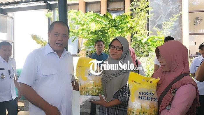Ribuan Orang Geruduk Pasar Murah di Kecamatan Jatipuro, Bupati Juliyatmono Bantu Pendistribusian