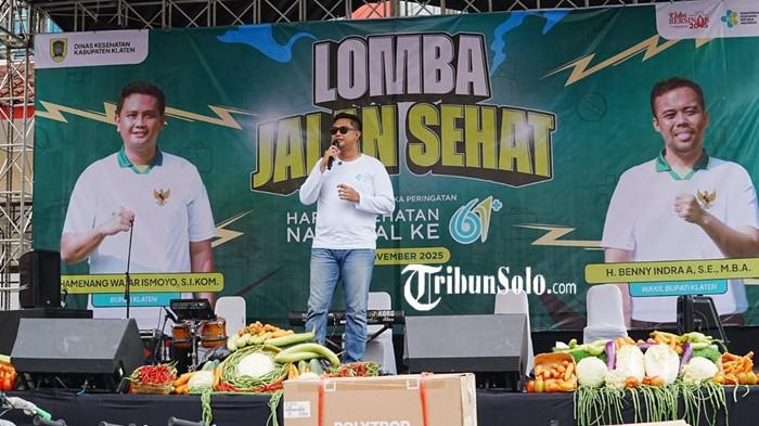 HKN KLATEN - Bupati Klaten Hamenang Wajar Ismoyo bersama jajaran Dinas Kesehatan Klaten menyerahkan piala dan hadiah kepada para pemenang Lomba Jalan Sehat HKN ke-61.