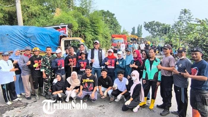 Bupati Klaten Hamenang Wajar Ismoyo, foto bersama warga Bareng Lor. Mas Bupati juga ikut gotong royong pembersihan TPS Barenglor, Kecamatan Klaten Utara, Kabupaten Klaten.