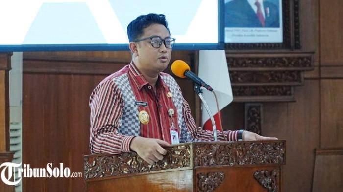 Bupati Klaten Hamenang Wajar Ismoyo menyampaikan arahan dalam Rakor Forum CSR di Gedung Paripurna DPRD Klaten, Kamis (9/4/2026), memaparkan capaian pembangunan daerah yang menunjukkan tren positif