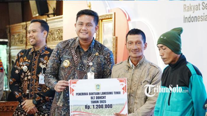 SERAHKAN BLT - Bupati Klaten Hamenang Wajar Ismoyo secara simbolis menyerahkan bantuan kepada buruh tani penerima BLT DBHCHT 2025 di Pendopo Pemkab Klaten, Jumat (14/11/2025). Hamenang mengingatkan ribuan buruh tani tembakau agar menggunakan Bantuan Langsung Tunai Dana Bagi Hasil Cukai Hasil Tembakau (BLT DBHCHT) secara bijak dan tidak konsumtif. 