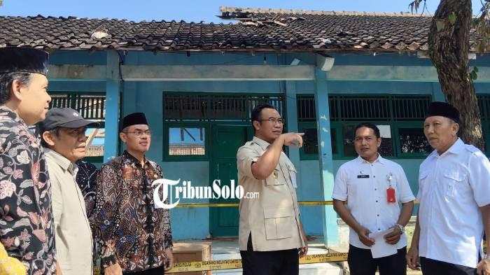 CEK LOKASI. Bupati Sragen Sigit Pamungkas menengok lokasi atap kelas MTs Muhammadiyah 4 Sambungmacan, Desa Karanganyar, Kecamatan Sambungmacan yang roboh, Rabu (13/5/2026). Dia mengungkap kondisi siswa yang terluka sudah mulai membaik.