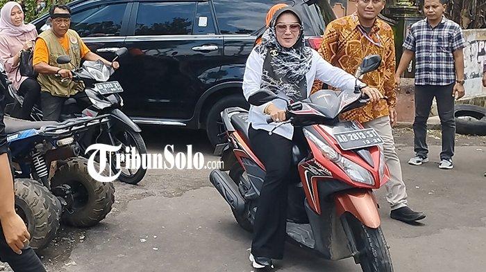 Naik Motor Matik, Bupati Sri Mulyani Kunjungi Korban Banjir Klaten, Salurkan Bantuan