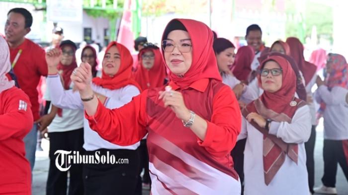 BUPATI BERBAUR - Bupati Sukoharjo Etik Suryani bersama para guru dan tenaga pendidik menggelar kegiatan senam bersama di Goro Assalam, Pabelan, Kecamatan Kartasura, pada Kamis (20/11/2025). Dalam momen ini, Bupati Etik memberikan pujiannya untuk para guru.