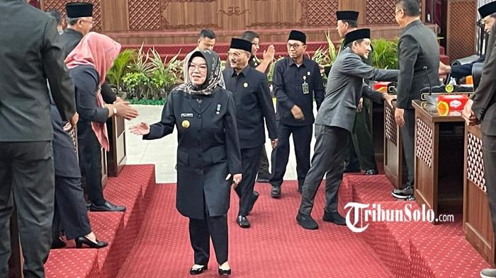 HADIRI RAPAT PARIPURNA - Bupati Sukoharjo, Etik Suryani, menghadiri rapat paripurna Dewan Perwakilan Rakyat Daerah (DPRD) Kabupaten Sukoharjo yang membahas Program Pembentukan Peraturan Daerah (Propemperda) Tahun 2026, di ruang rapat paripurna DPRD Sukoharjo pada Senin (3/11/2025).