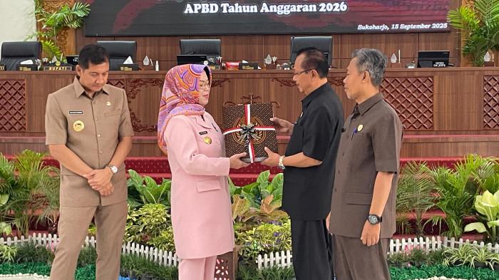 Bupati etik suryani beri nota keuangan