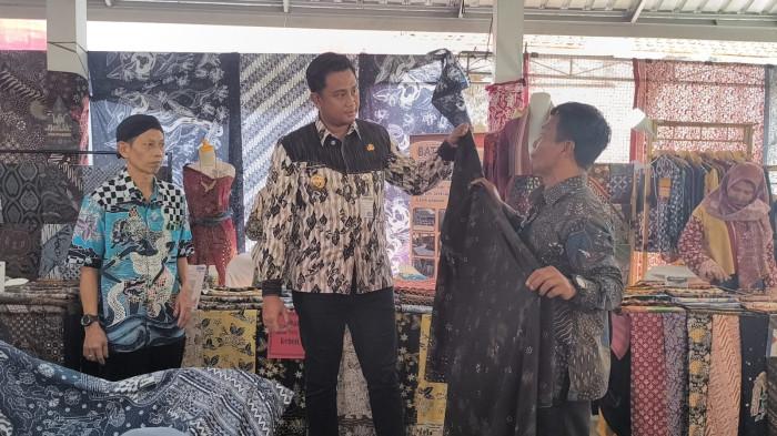 Bupati klaten kenalkan batik klaten