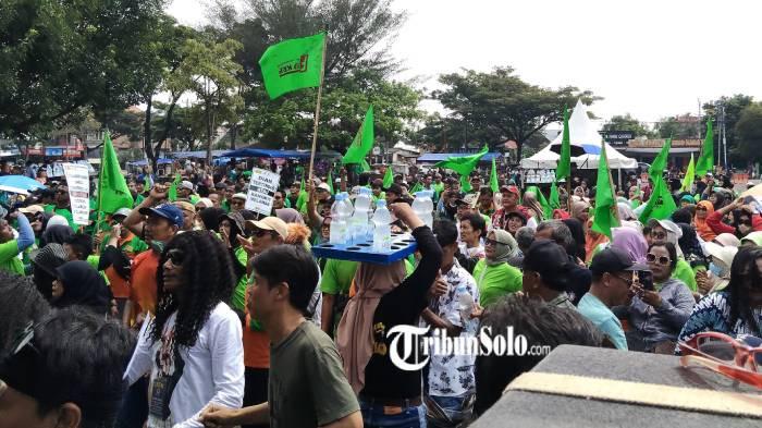KONSER. Peringatan Hari Buruh Internasional dengan konser musik jadul Kabupaten Karanganyar di Alun-alun Karanganyar, Jum'at (1/5/2026).