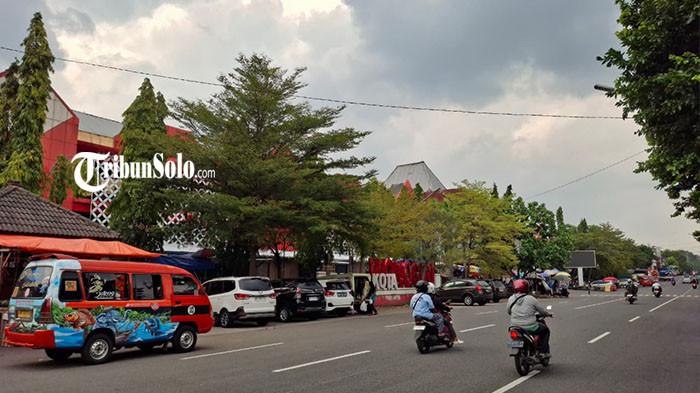 CUACA WONOGIRI - Cuaca di sekitar depan pasar Kota Wonogiri, Jawa Tengah, Senin (13/4/2026). Hari ini Wonogiri diprediksi mengalami cuaca cerah, cerah berawan, hingga hujan ringan.